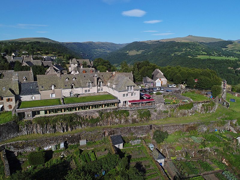 Hôtel Restaurant Les Remparts- Salers - Cantal - Vue aérienne